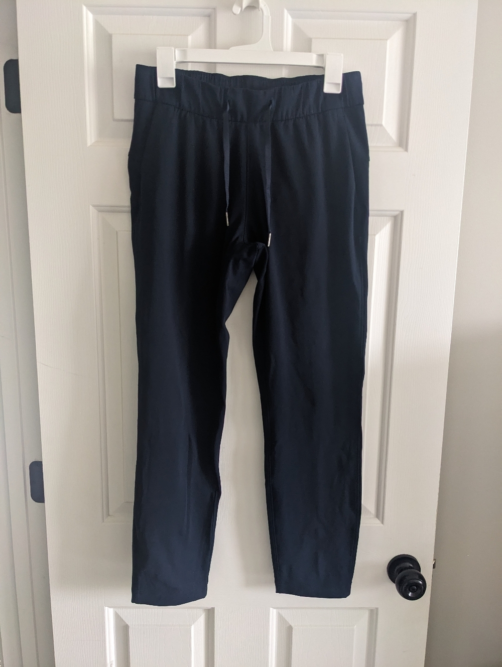 Excellent like new condition. Lululemon on the fly 7/8 pant. Size 6. Navy
